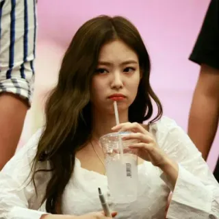 🥤 1401df84 Jennie kpop, cantante, blackpink, jennie kim, bebiendo whatsapp sticker