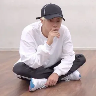 🐹 18b4bc71 男性, 座る, カジュアル, 屋内, 帽子 telegram sticker