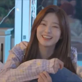 ☁️ 357197d8 wanita, tersenyum, dalam ruangan, potret, gadis, ceria telegram sticker