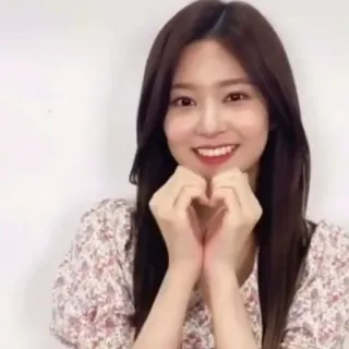 ☁️ e885d7c6 wanita, gadis, tersenyum, bentuk hati, potret, asia telegram sticker