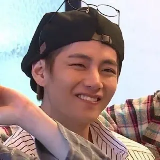 🐺 39d48292 V คน, ผู้ชาย, ยิ้ม, หมวก, แว่นตา telegram sticker