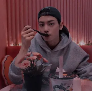 🦧 87e6f5bd homme, manger, bubble tea, fleur, portrait, intérieur whatsapp sticker