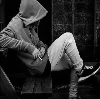 😐 8925613b áo hoodie, thuốc lá, hút thuốc, trắng đen, ngồi, đường phố telegram sticker