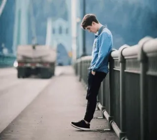 🚶‍♂️ bbfc28cd người đàn ông, cầu, buồn, trầm ngâm, suy tư, một mình, cô đơn telegram sticker