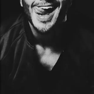 😋 f048888e đàn ông, mặt, miệng, lưỡi, râu, đơn sắc telegram sticker