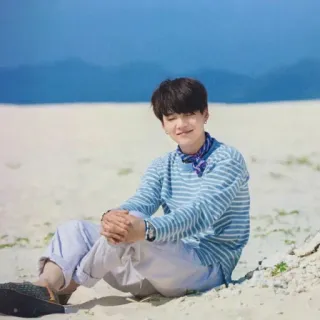 🙂 07877c3e persona, spiaggia, sabbia, seduto, sorridente, ritratto, all'aperto whatsapp sticker