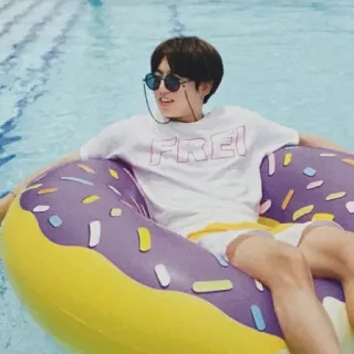 😀 e8fbf5c6 FRE! piscina, ciambella, occhiali da sole, maglietta, galleggiante, persona, nuoto whatsapp sticker