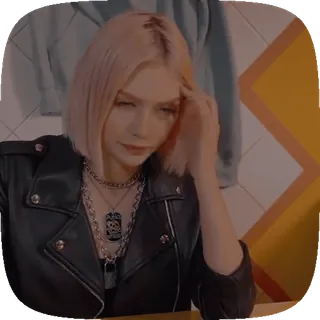 🫥 1c9211ca 女人, 金发, 肖像, 严肃的, 皮夹克, 项链 whatsapp sticker