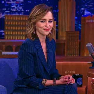 🗿 703eb365 Emilia Clarke @THEM7 Schauspielerin, Porträt, Promi, Frau, Nadelstreifenanzug, Talkshow, Fernsehen telegram sticker