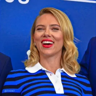 🗿 db943a44 @ITHEM7 scarlett johansson, schauspielerin, promi, porträt, blonde haare, roter lippenstift, lächeln telegram sticker