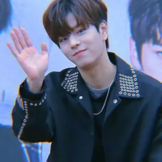 🐱 438b5310 Porträt, Mann, Person, winkend, Jacke, lächelnd whatsapp sticker