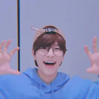 🐱 ee54c87d person, lächeln, brille, hut, fröhlich, porträt whatsapp sticker