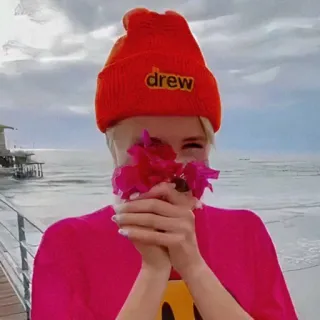 🌸 038bc5f6 drew 비니, 드류, 모자, 꽃, 바다, 해변, 여자, 분홍 telegram sticker