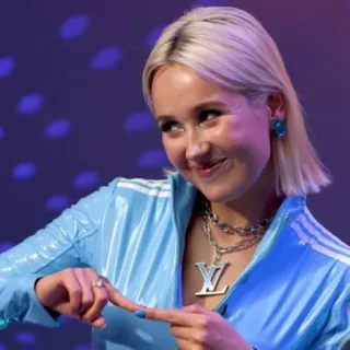 ☺️ 4b329892 여자, 금발 머리, 아디다스, 루이비통 telegram sticker