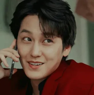 🗝 c2ea1444 ผู้ชาย, ยิ้ม, ภาพเหมือน, โทรศัพท์, เสื้อแจ็คเก็ตสีแดง whatsapp sticker