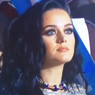 😐 3f250390 wanita, potret, orang, wajah, mata biru, kalung telegram sticker