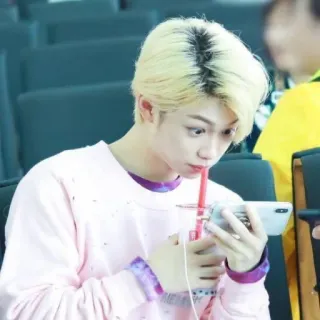 😳 25d32d4d kpop, bebendo, telefone, selfie, pessoa, menino telegram sticker