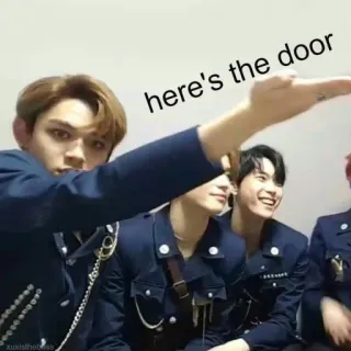 🪓 c6afc699 here's the door Meme, Porta, Apontando, Kpop telegram sticker
