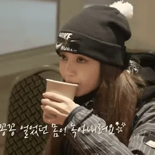 😊 87f5bd82 꽁꽁 얼었던 몸이 녹아내려요☆ kobieta, czapka, kawa, zima, koreański telegram sticker