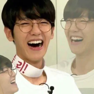 😄 779c6d38 리! orang, tersenyum, kacamata, pria, tertawa, bahagia telegram sticker