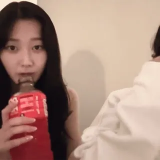 🍩 98c7552b 女性, 飲み物, コカコーラ, ポートレート, 屋内 telegram sticker