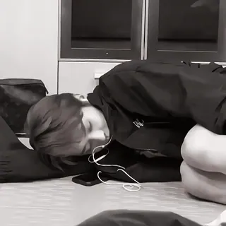 🔪 ed0e6b5a นอนหลับ, ในร่ม, พื้น, หูฟัง, ผ่อนคลาย whatsapp sticker