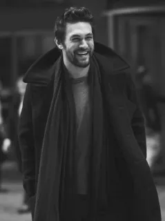 🍻 297127fa pria, mantel, syal, tersenyum, hitam putih, potret, musim dingin, mode whatsapp sticker