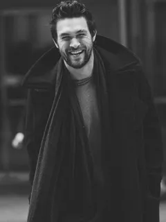 🍻 500a045a pria, senyum, potret, hitam putih, mantel, syal whatsapp sticker