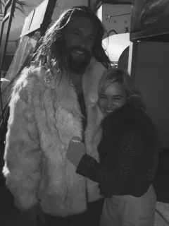 🍻 570809ff selebriti, Jason Momoa, Emilia Clarke, aktor, persahabatan whatsapp sticker