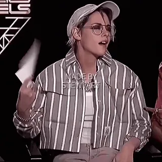 😑 abc1c945 MADE BY STEWART 人, 女人, 名人, 眼镜, 帽子 telegram sticker