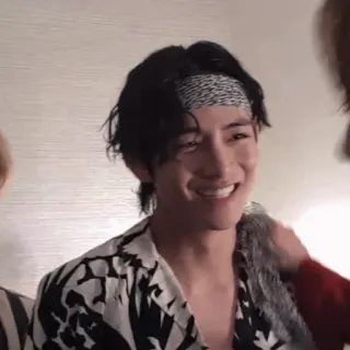 🤣 8fe80755 V kpop, 가수, 유명인, 남자, 잘생김, 행복, 반다나, 인물사진 telegram sticker