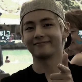 🕸 49dfbe54 찡긋 mężczyzna, uśmiechnięty, wskazujący, kapelusz, casual, koreański telegram sticker