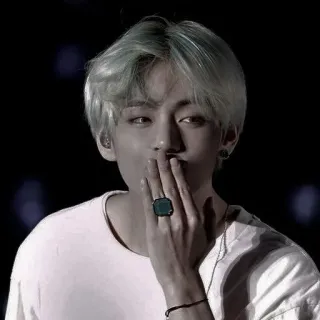 🕸 7fa07772 V kpop, piosenkarz, mężczyzna, koreański, celebryta, całus telegram sticker