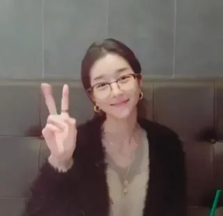 👩‍🏫 167dbf7c femme, lunettes, sourire, signe paix, geste, selfie telegram sticker