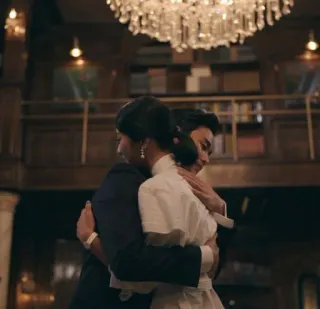 😱 50eada21 câlin, étreinte, affection, personnes, intérieur, relation, lustre telegram sticker