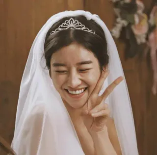 ✌️ 6ada2a5b femme, mariée, mariage, sourire, signe de paix, tiare, voile telegram sticker