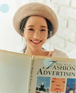 😽 e1cc9576 What Works in Fashion Advertising mode, publicité, livre, femme, lunettes, style, design telegram sticker