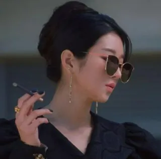 🚬 e9beee79 femme, lunettes de soleil, fumer, cigarette, mode, style telegram sticker