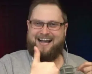 👍 1c37b1da pria, tersenyum, jempol ke atas, orang, mikrofon, kacamata telegram sticker