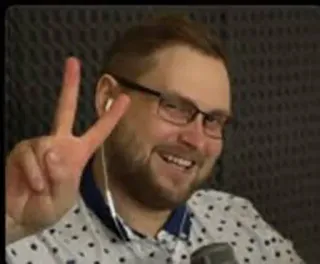 😁 8fbddcfa orang, pria, tersenyum, tanda perdamaian, kacamata, pria berjanggut, positif telegram sticker