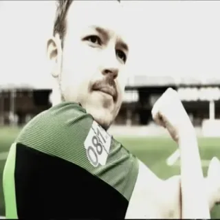 💪 2ba51120 081 homem, flexionando, músculos, ao ar livre, campo telegram sticker