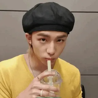 🍋 95b7a7af uomo, maglietta gialla, che beve, basco, coreano, cannuccia, bubble tea telegram sticker