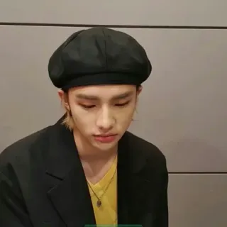 🍋 a1ff3824 uomo, basco, ritratto, kpop, maschio, persona telegram sticker