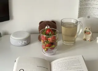 🌿 0fdb803b fraise, thé, ours en peluche, livre, bureau, lecture, boisson, nature morte whatsapp sticker