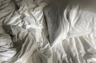 ☁️ 1b6a33b9 lit, oreiller, draps, chambre, sommeil, repos, confort, blanc whatsapp sticker