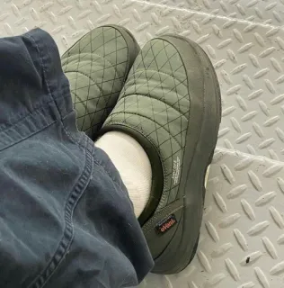 ☁️ 56a69b48 Chaussures, Chaussures, Pantoufles, Chaussures décontractées, Chaussures vertes, Chaussures d'intérieur, Chaussures confort whatsapp sticker