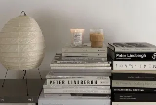 ☁️ bf495305 livres, pile, bougies, lampe, intérieur, déco whatsapp sticker