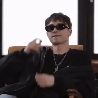 💀 7eef8de3 homme, lunettes de soleil, assis, geste, personne, extérieur telegram sticker