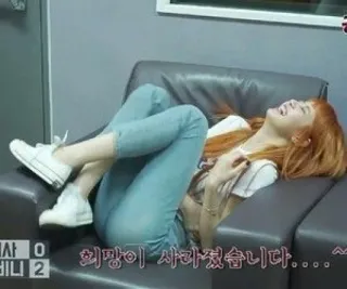 🦋 0d3937e7 희망이 사라졌습니다... 여자, 앉음, 소파, 웃음, 한국 telegram sticker