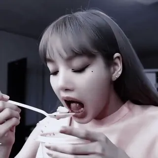 🍒 40a38e8a Lisa 韩流, Lisa, Blackpink, 吃, 冰淇淋 telegram sticker